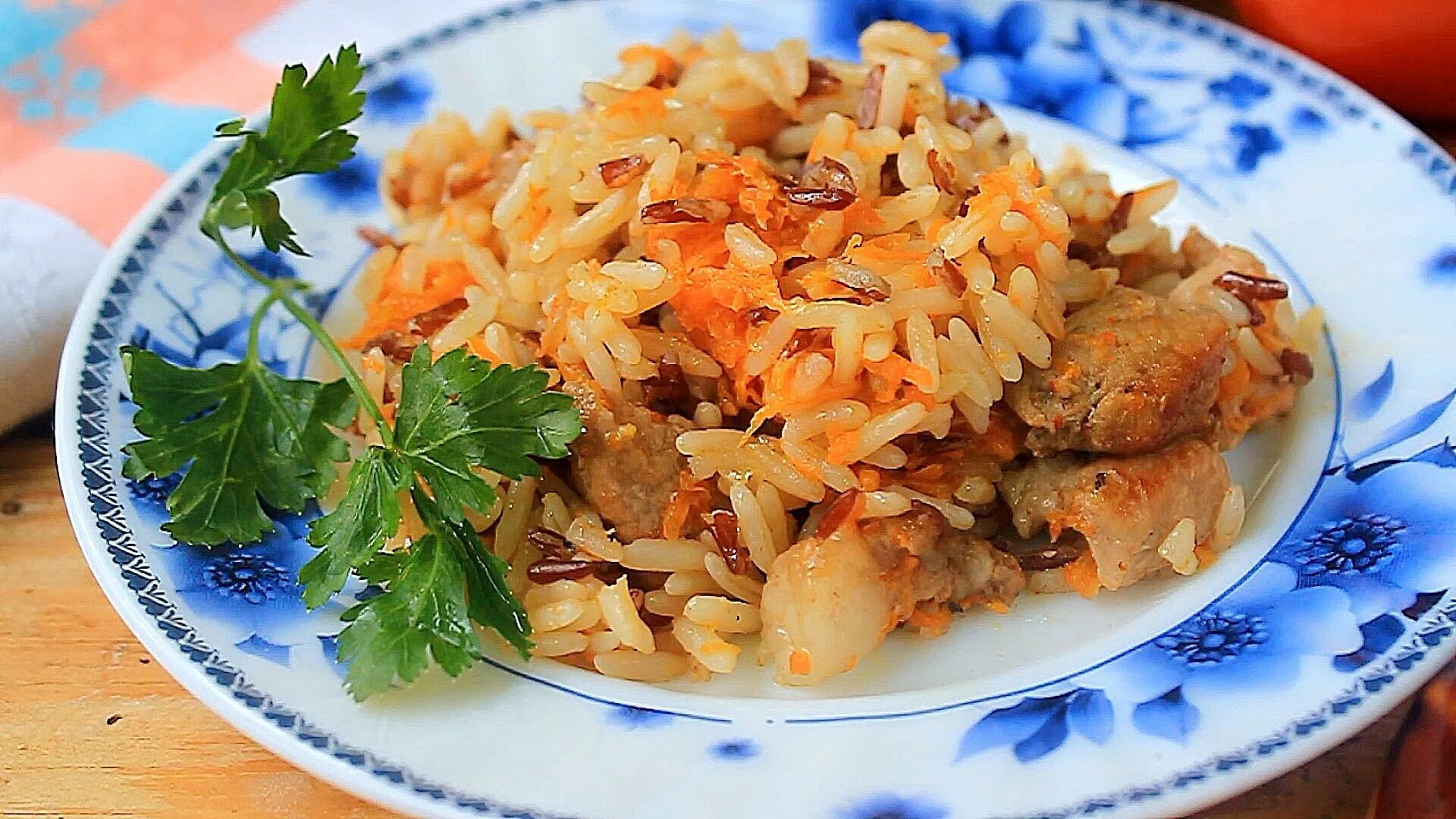 рис с курицей в горшочке. рис в горшочках в духовке с мясом. рис в горшочках в духовке с курицей. рис в горшочках. рис с курицей в горшочке.