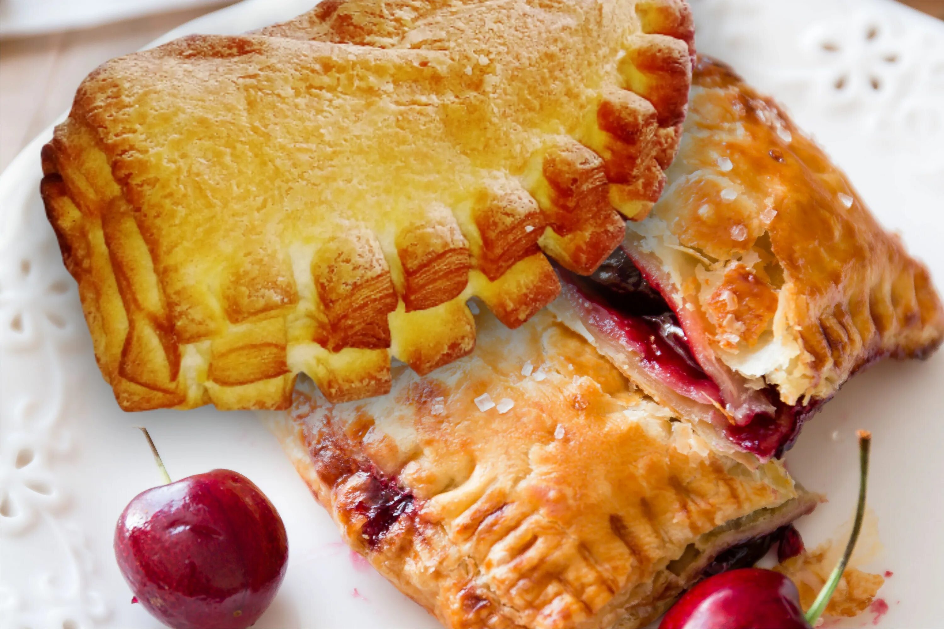 пирог с вишневым джемом. слоеное тесто с вишней в духовке. слоеное тесто с вишней в духовке. слоеное тесто с вишней в духовке. слоеная выпечка с вишней.