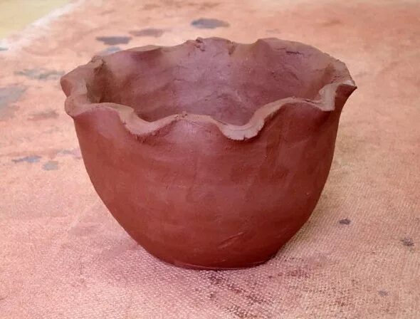 Полимерная глина кашпо. Изделия из глиняных жгутов. Руки лепят из глины. Горшок украшенный полимерной глиной. Ленточная керамика.