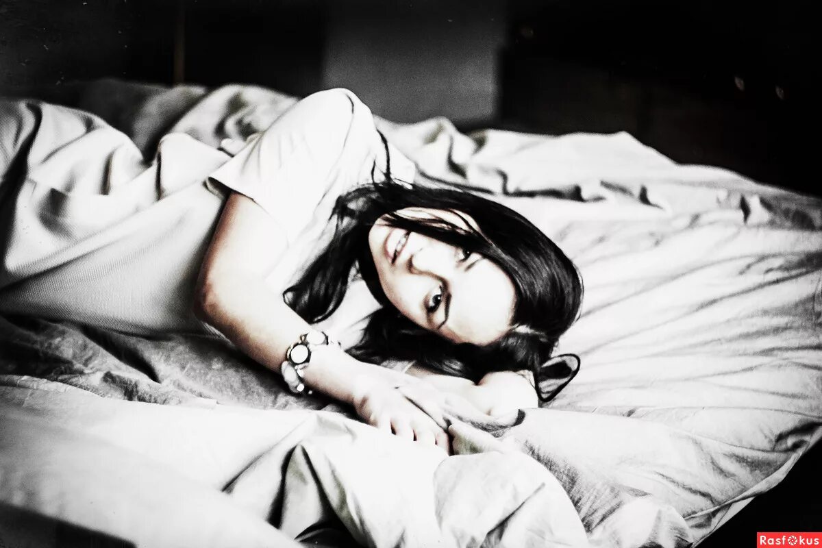 хорошо отдыхать когда где то свирепствует работа. кошечка в кроватке. открытка я на работе. кот думает что я живу у него. ты уже в постельке.