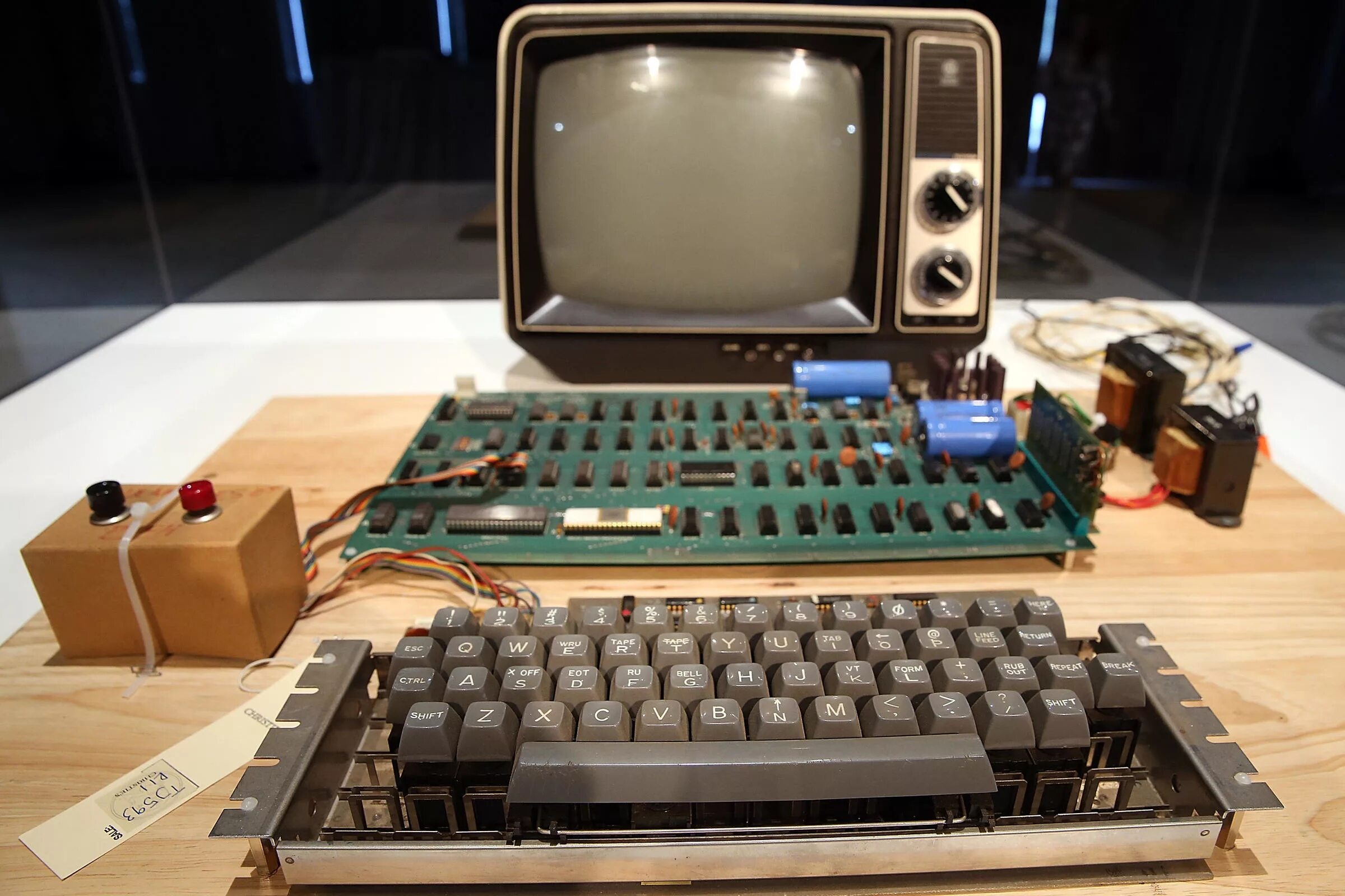 First apple. Apple 1. Apple i 1976. Первый компьютер Эппл. Компьютер Apple 1976.