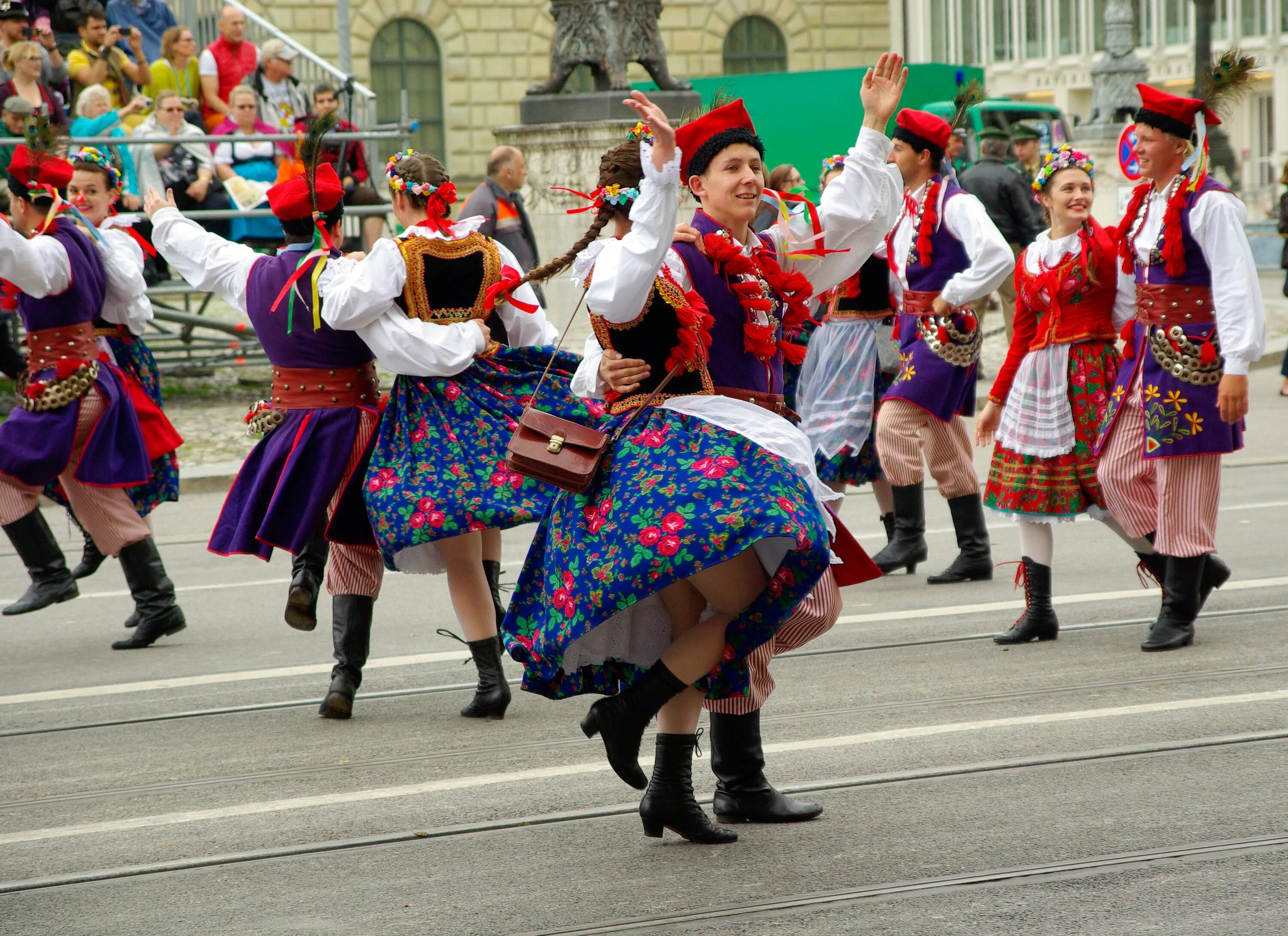 Октоберфест парад Мюнхен. Октоберфест в Германии традиции. Октоберфест шествие германцев. Октоберфест в Мюнхене. Какие праздники в германии в марте