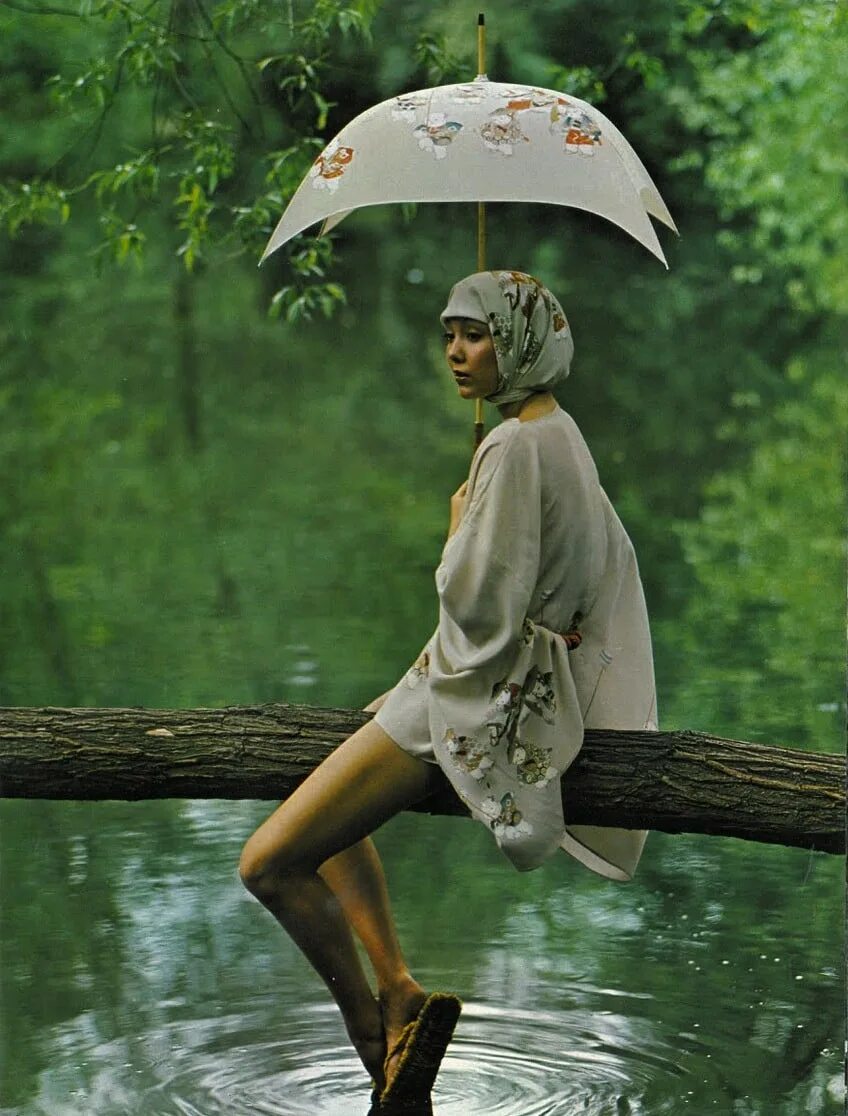 Зонтик сидит. Девушка с зонтом. Фотосессия с зонтиком. Фотосессия с зонтиком летом. Фотосессия с зонтиком в лесу.