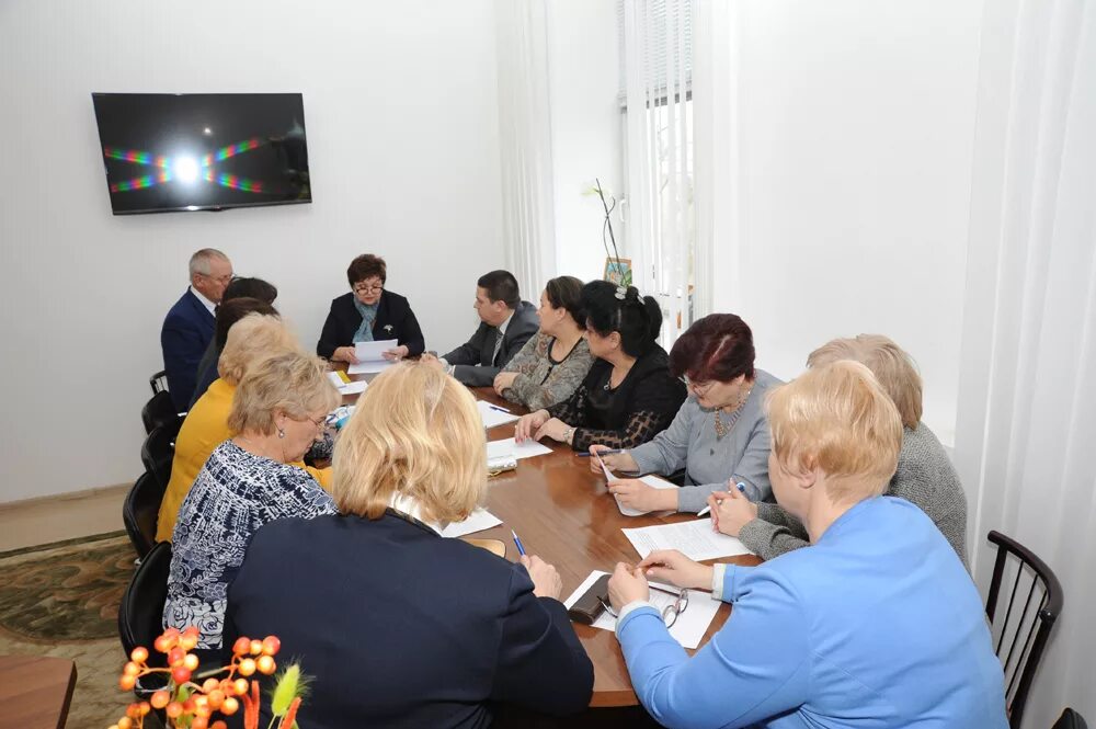 Глава хакасии валентин коновалов в кабинет. Что нового в образовании. Владимир жириновский. Жириновский фильм. Зарплата учителей в хакасии новости.