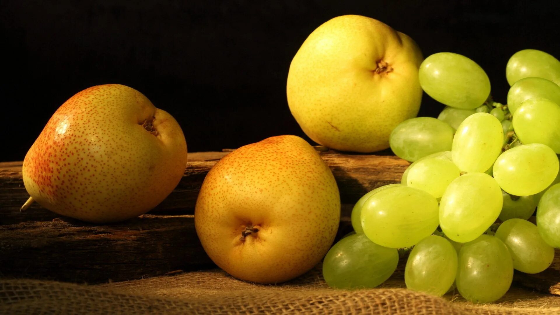 Экран фрукт. Фрукты. Виноград и яблоки. Картинки на рабочий стол фрукты. Яблоки груши виноград.