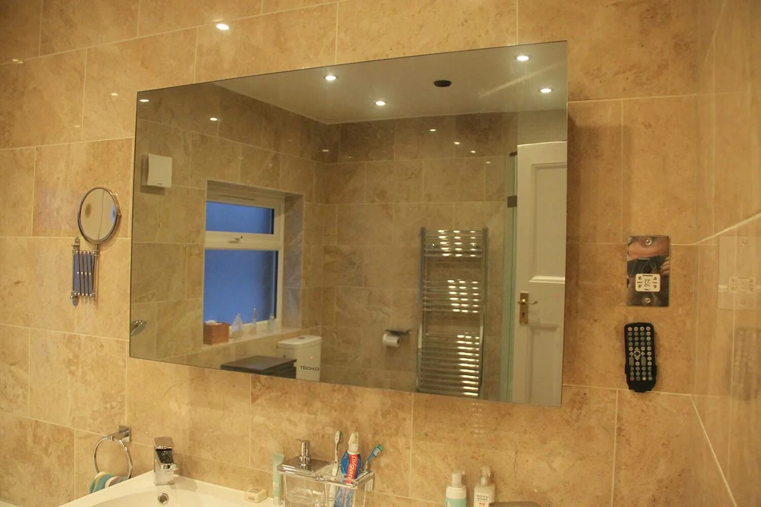 Как повесить ванну на стену. Зеркало в ванную. Крепление зеркала в ванной. Крепеж для зеркала в ванную комнату. Ванная комната с большим зеркалом.
