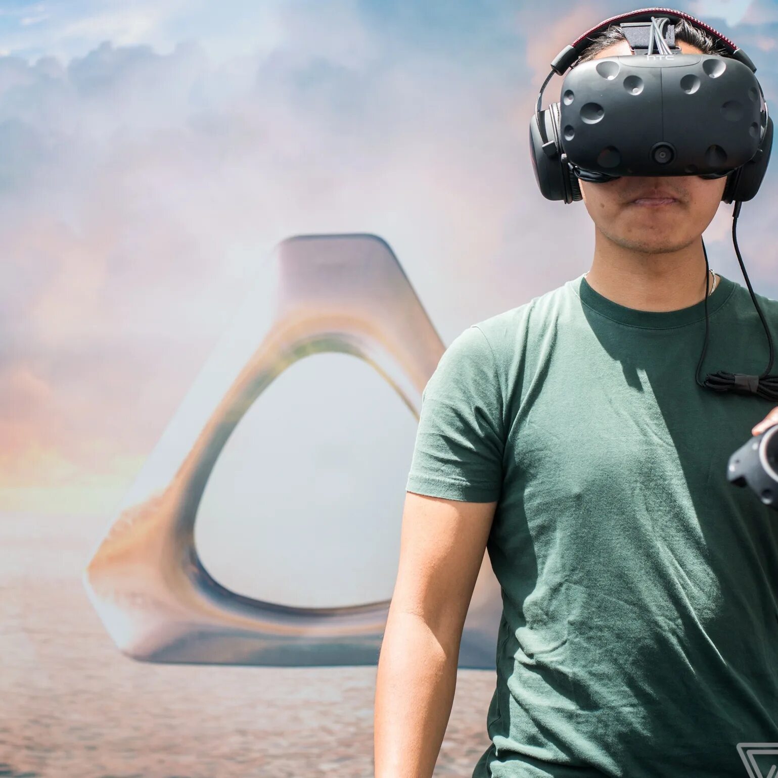 Vr реклама. Очки виртуальной реальности. Шлем виртуальной реальности. Человек в шлеме виртуальной реальности. Ребенок в шлеме виртуальной реальности.