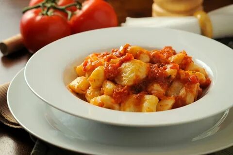 Gli gnocchi di patate al ragù sono il primo piatto ideale per il pranzo del...
