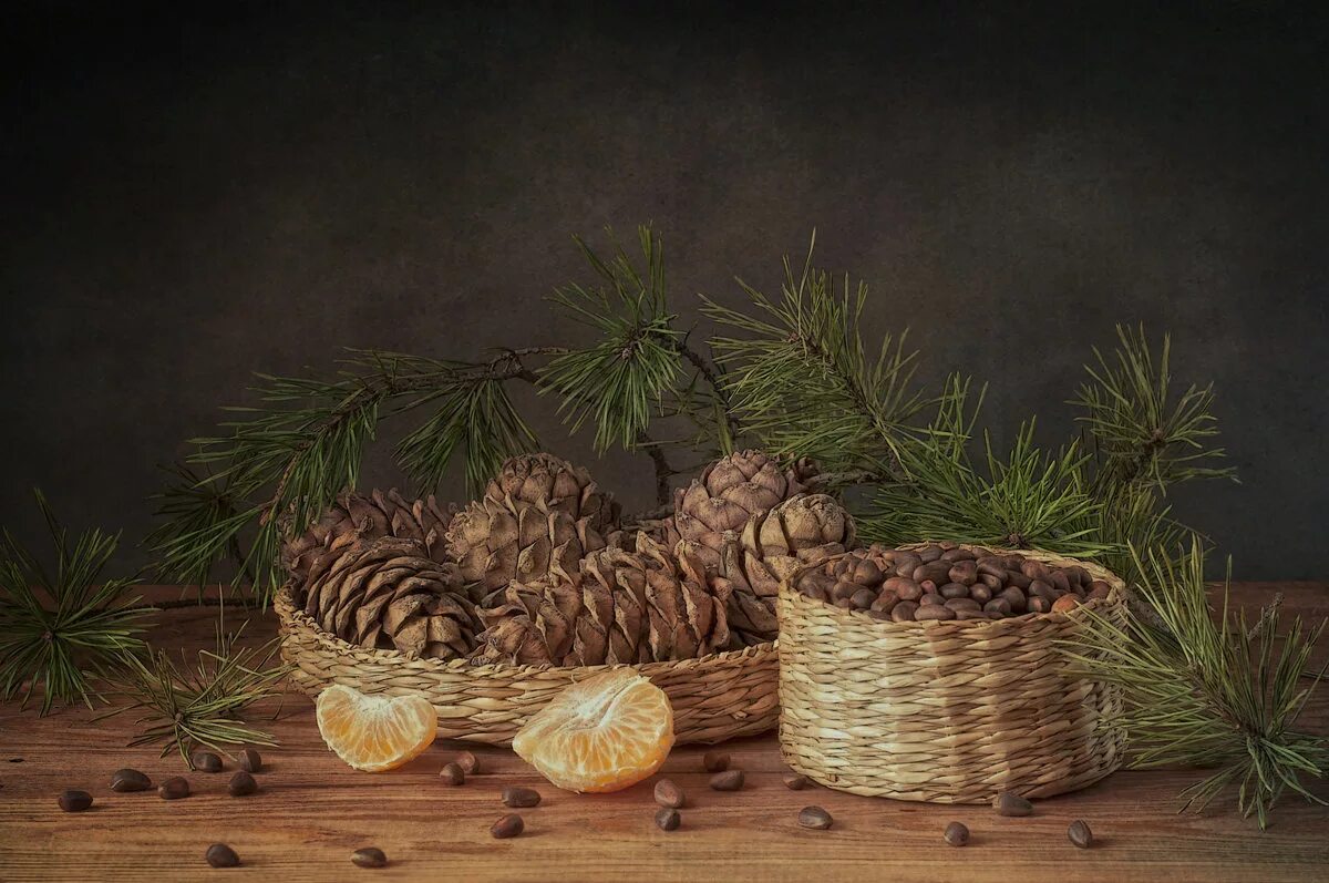 натюрморт с корзиной. шишки натюрморт. натюрморт шишки. зимний натюрморт. натюрморт из шишек.