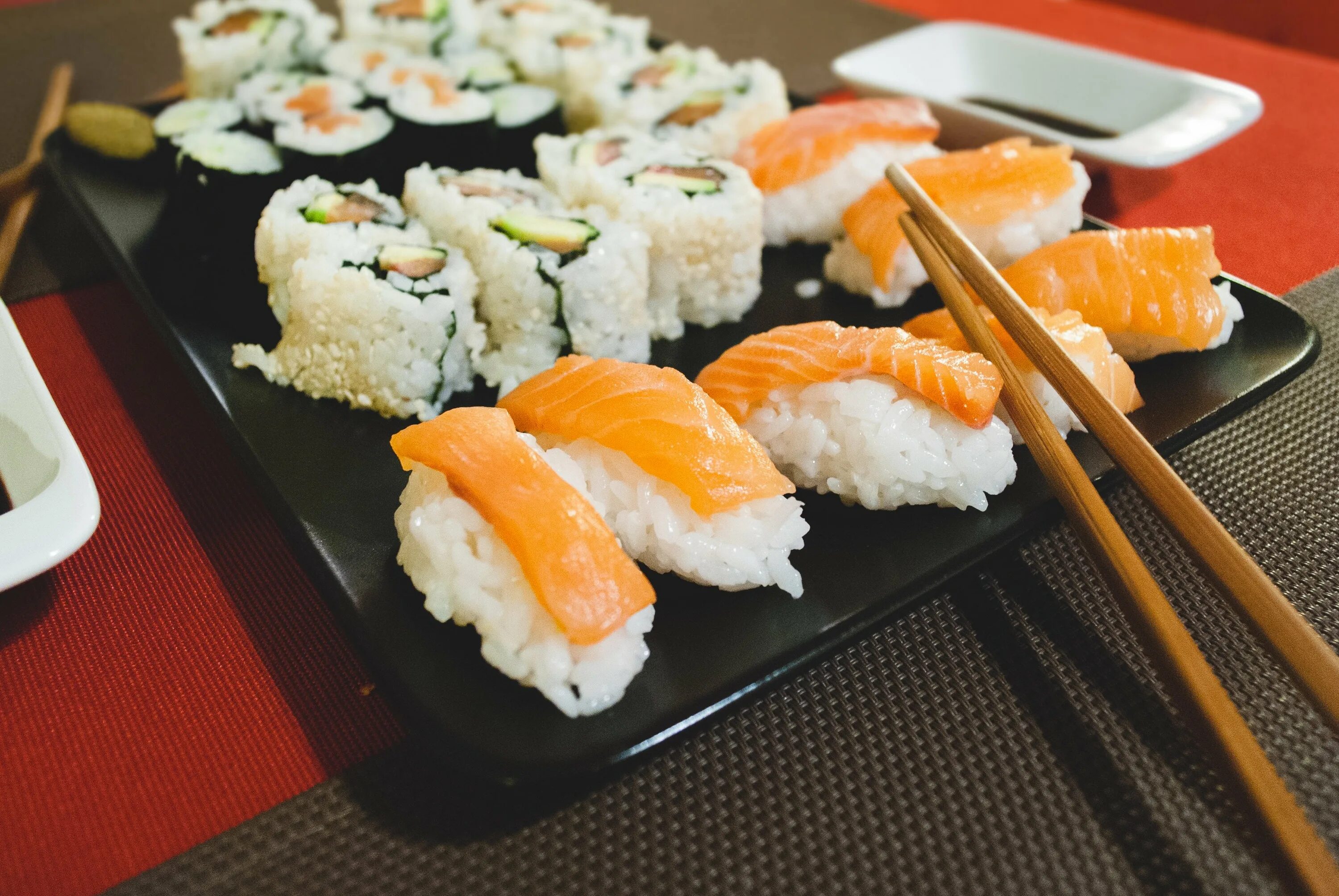 Где живут суши. Салмон суши. Нигиридзуси. Японская кухня. Японские роллы.