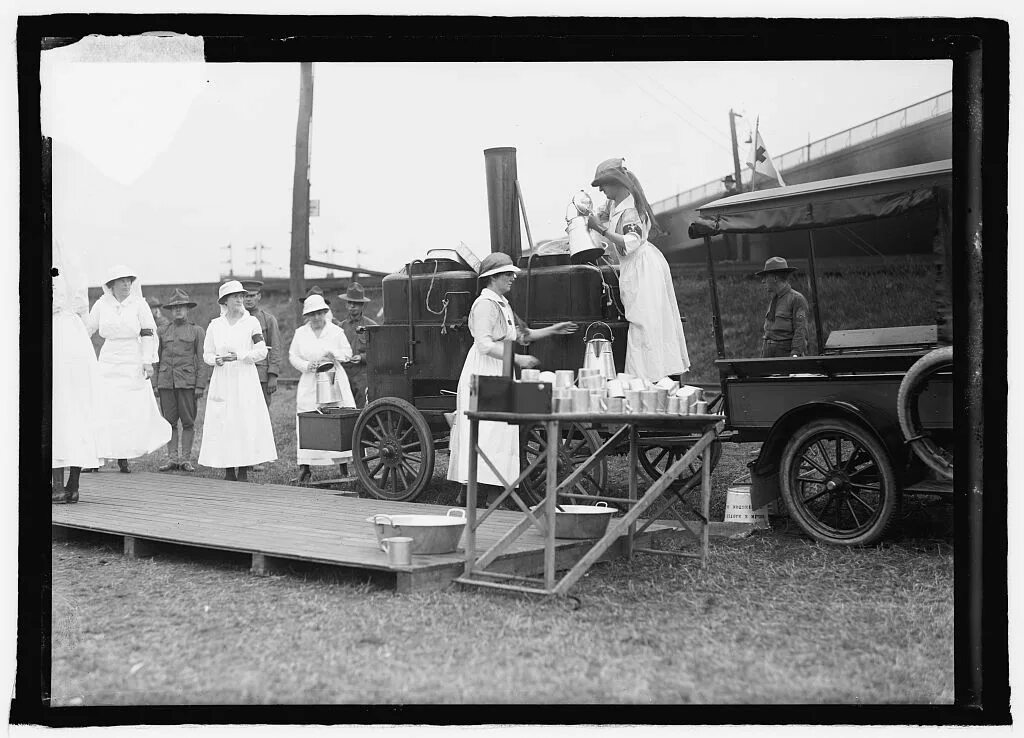 Красный крест в годы великой отечественной войны. Красный крест 1918. Красный крест ВОВ. Российский красный крест автомобили. Машина с красным крестом ВОВ.