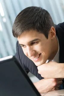 Мужчина пишет в соц сетях