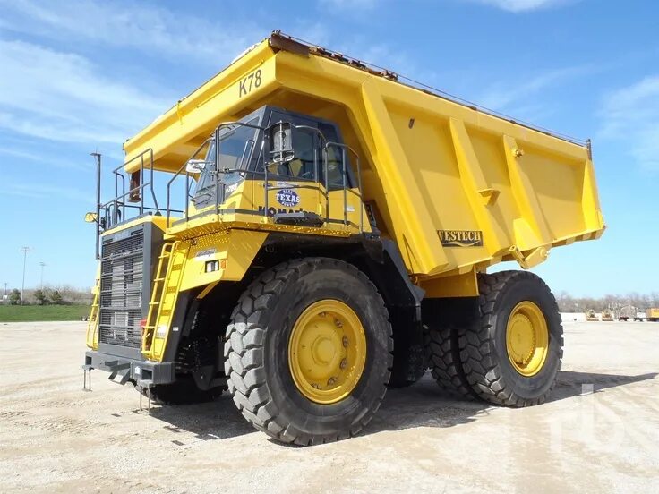 Самосвал xcmg xde130. Komatsu hd255-5. Карьерный самосвал 90 тонн. Карьерный самосвал комацу 90 тонн. Карьерный самосвал комацу.
