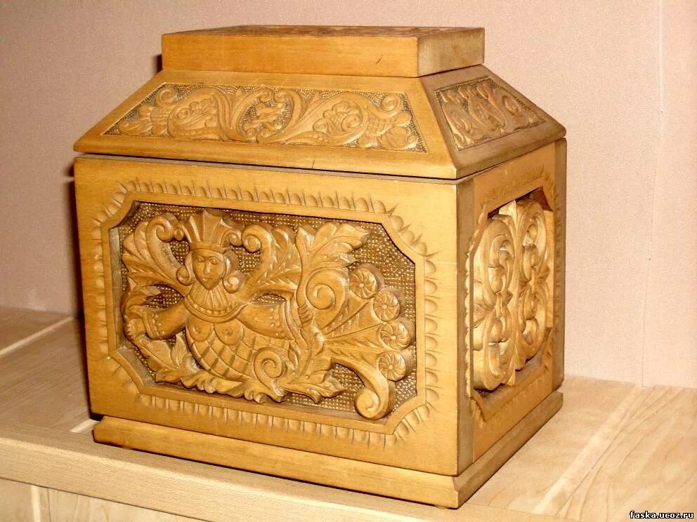 Борецкая роспись сундук. Ларец реликварий св валерии в эрмитаже. Декупаж ангел ларец. Древесина церковных ларцов. Перегородчатая эмаль ларцы.