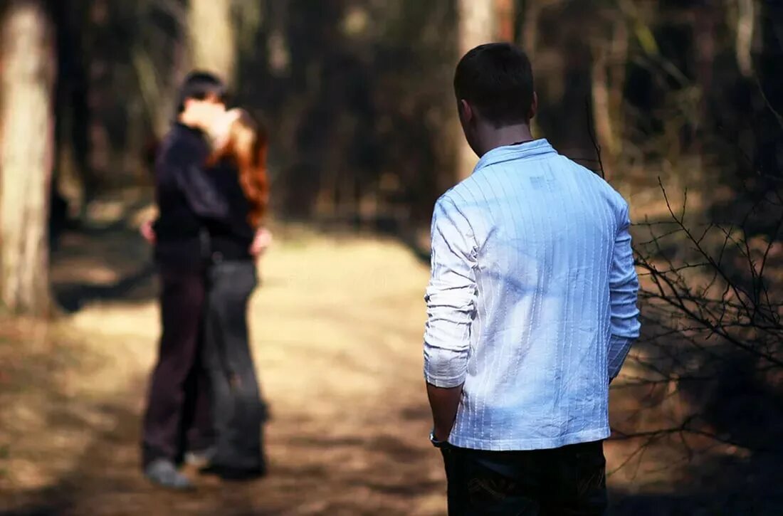 Девушка с другим. Спина человека. К чему снится бывшая девушка моего парня. Мем про бывших девушек. Про нынешнюю девушку бывшего.