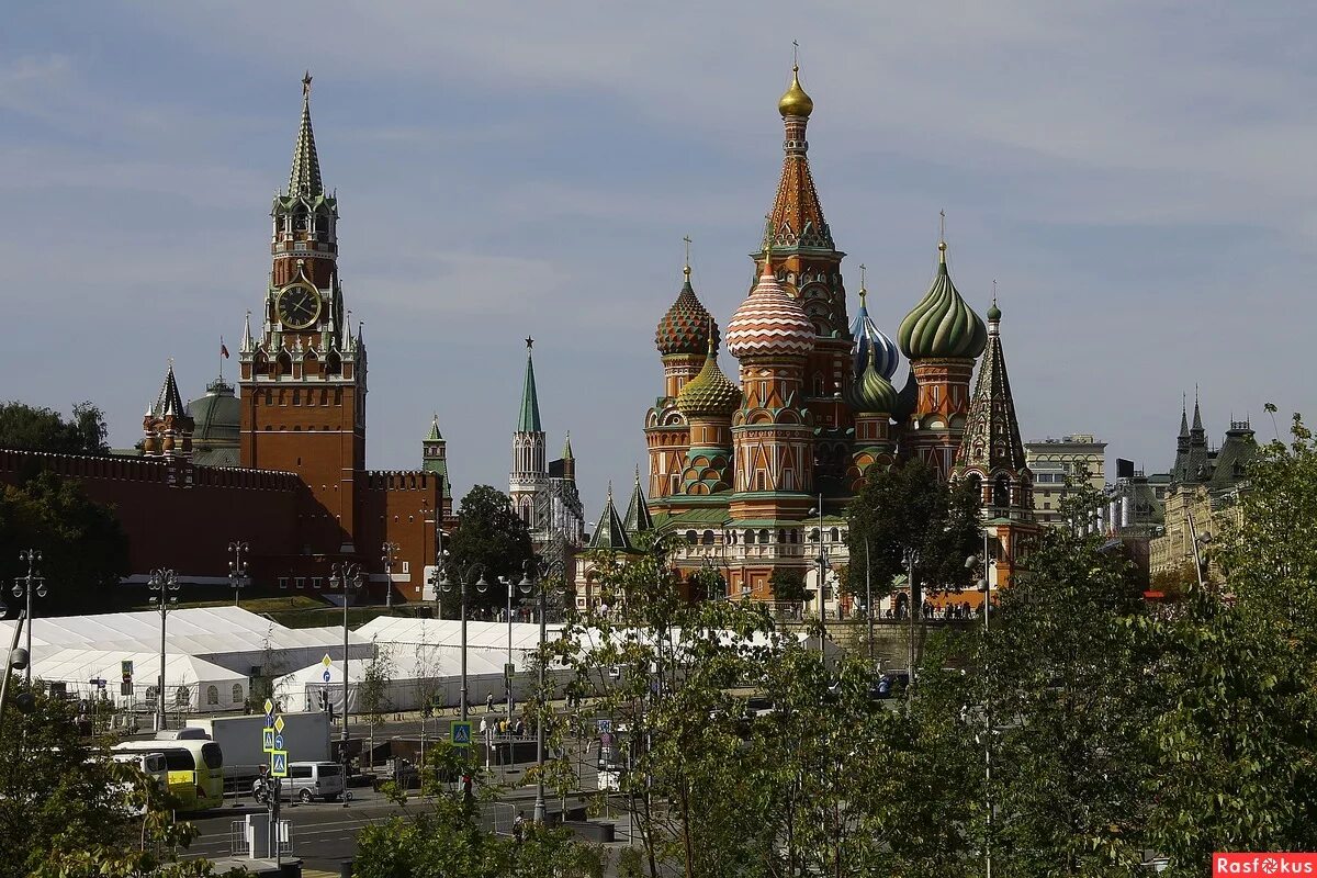 храм василия блаженного центральная башня. спасская башня василия блаженного. спасская башня и собор василия блаженного. москва спасская башня и храм василия блаженного. храм василия блаженного и васильевский собор.