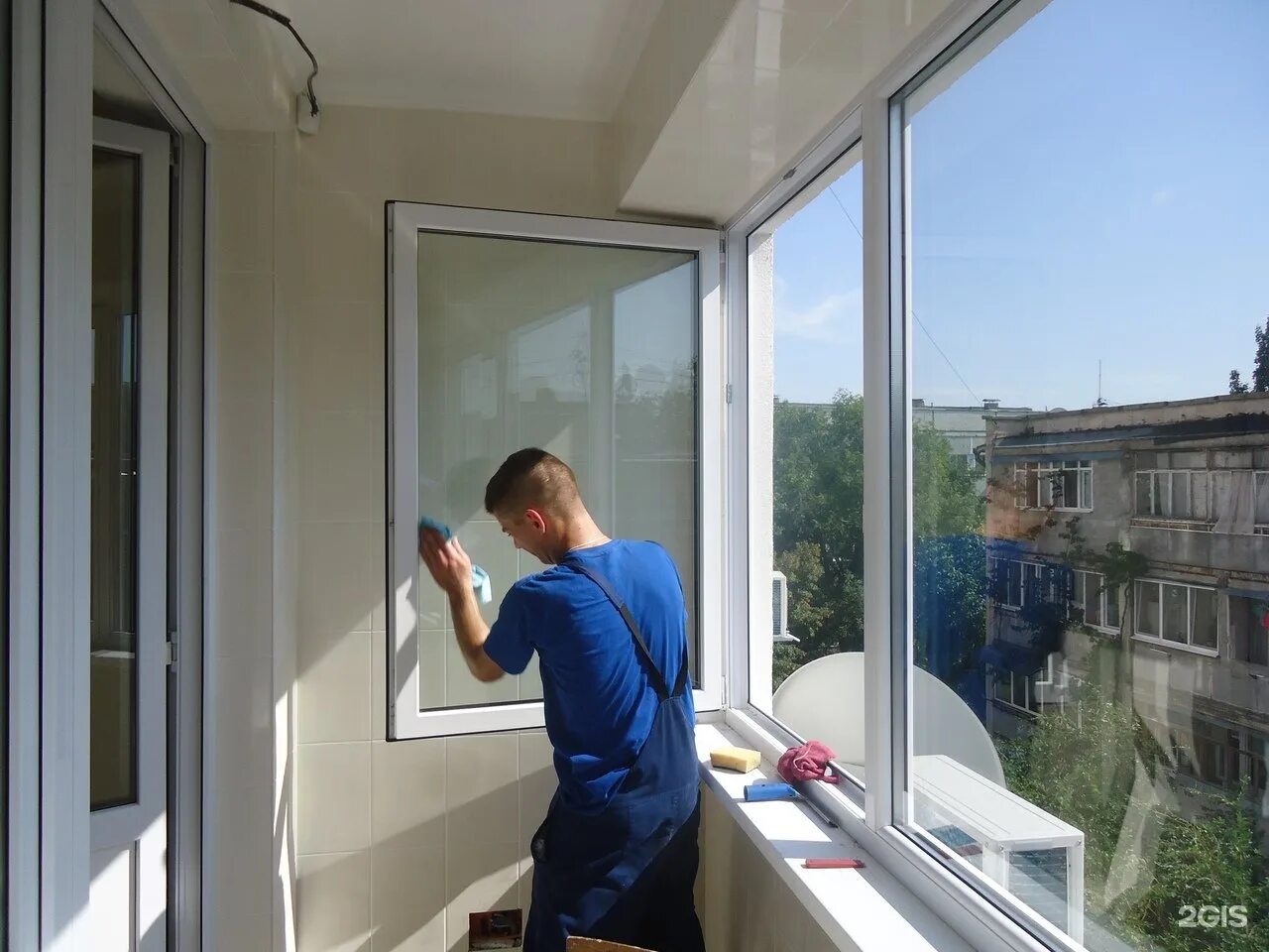 Мойка окон. Мытье окон. Мойка окон. Мытье пластиковых окон. Karcher робот мойщик окон.