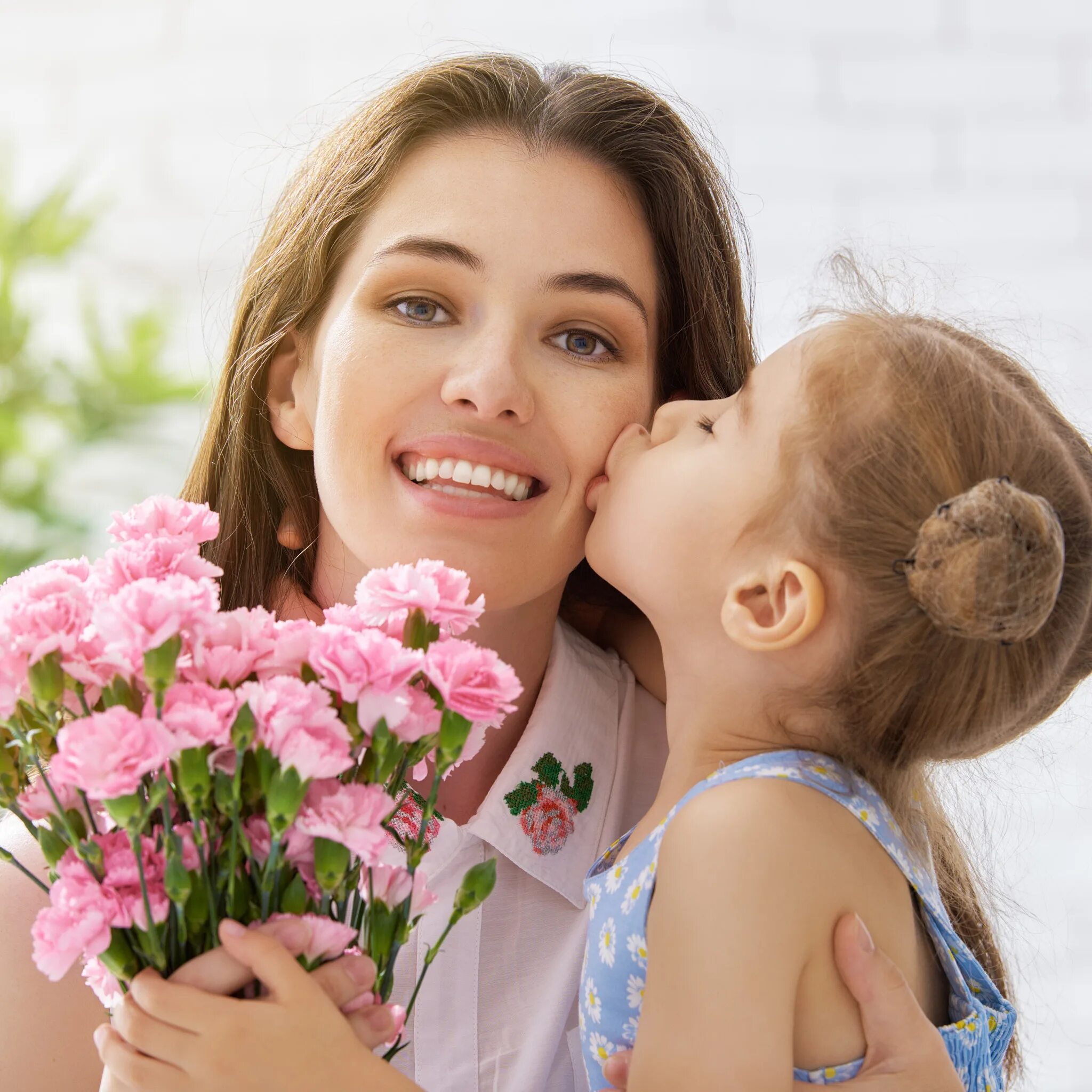 Мама и дочка. Красивая мама с ребенком. Ребенок дарит цветы маме. Цветы для мамы.
