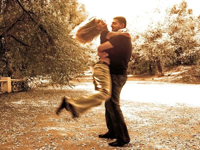 девушка держит в руках. танец любви. обнимает девушку и кружит. кружит девушку на руках. танцы в лесу.