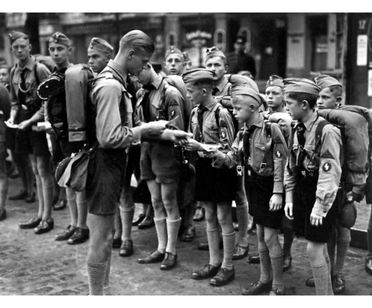 Фашистские школы. Юнгфольк Гитлерюгенд. Гитлерюгенд в Берлине 1945.