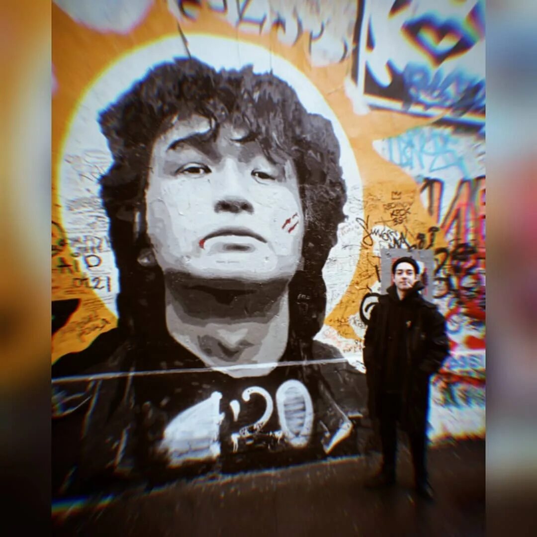 жив ли сейчас виктор цой. граффити виктора цоя в москве. цой жив фото. цой жив. цой сейчас жив.