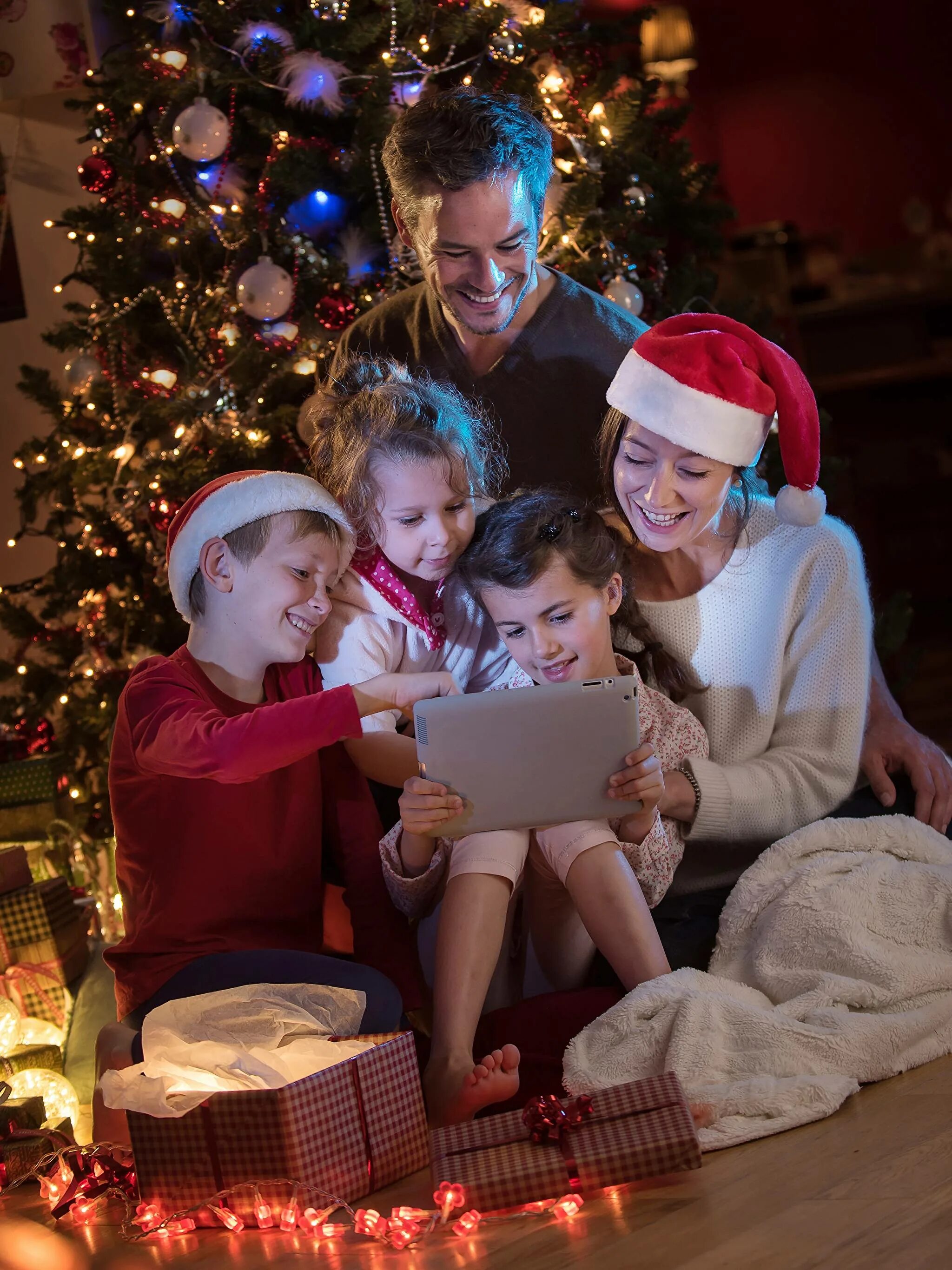 Новый год подростки. Новый год семья. Встречали дети новый год. Дети под елкой. Встречали дети новый год.