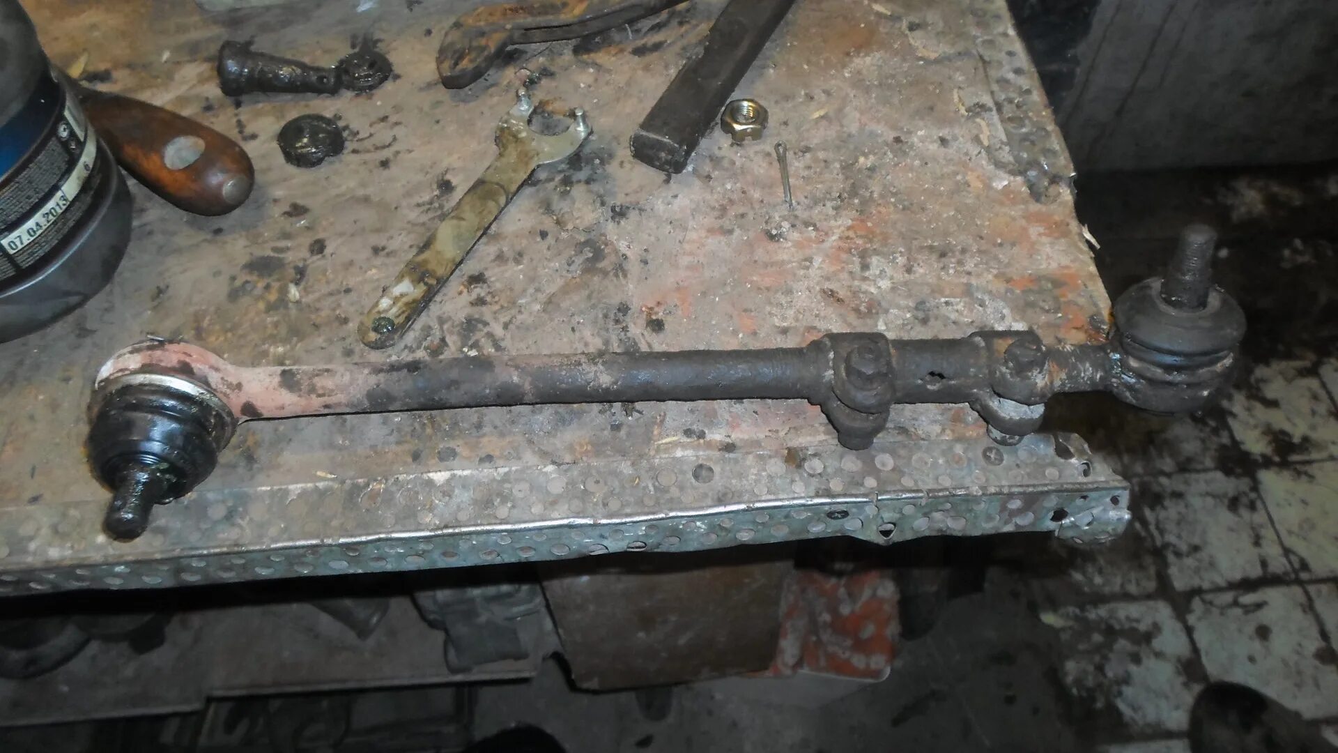 Съемник пальцев рессор газ 3110. Шарнир рулевых тяг газ 31105. Замена рулевых тяг газ 31105. Шарнир рулевой тяги газ 24. Замена рулевой рейки газ 3110.