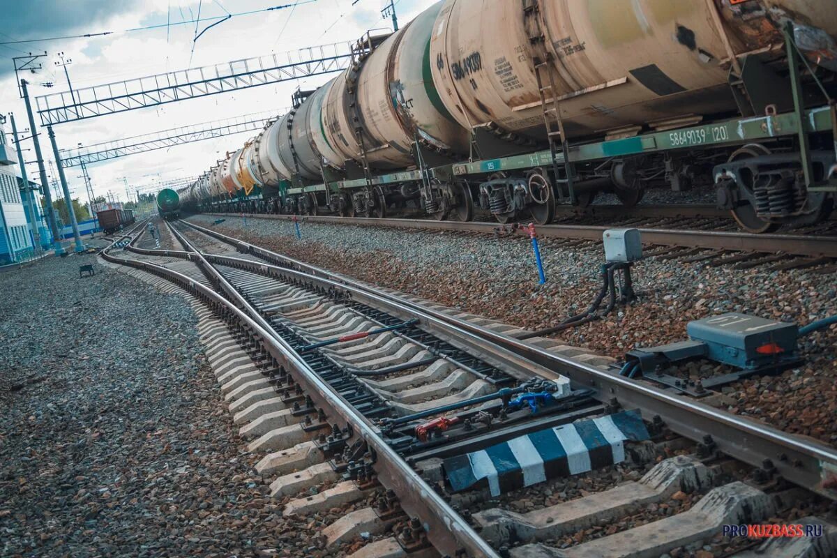 Минирование грузового поезда. Усолье-сибирское вокзал грузовой поезда. ремонтный поезд. что такое ускоритель в поезде. кузбасс жд.