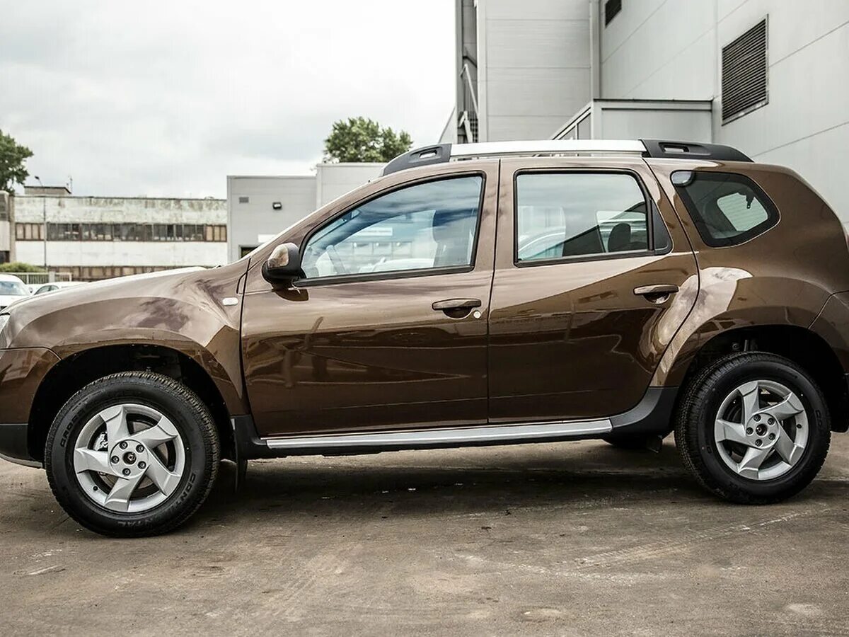 Renault sandero stepway коричневый. Renault duster коричневый металлик. дастер 2013 коричневый. Renault duster 2014. Renault duster коричневый.