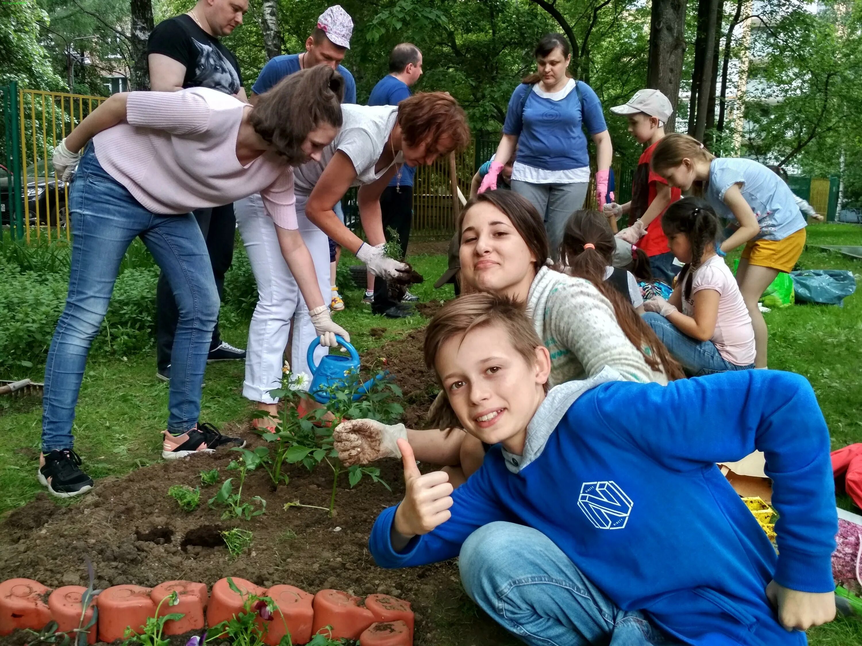 Во время каникул подростки. Подростки волонтеры. Школьники волонтеры. Волонтеры молодежь. Группа подростков волонтеров.