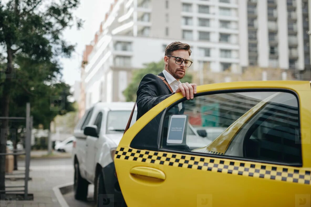 He took a taxi. Водитель такси. Садится в такси. Пассажир такси. Мужчина в такси.