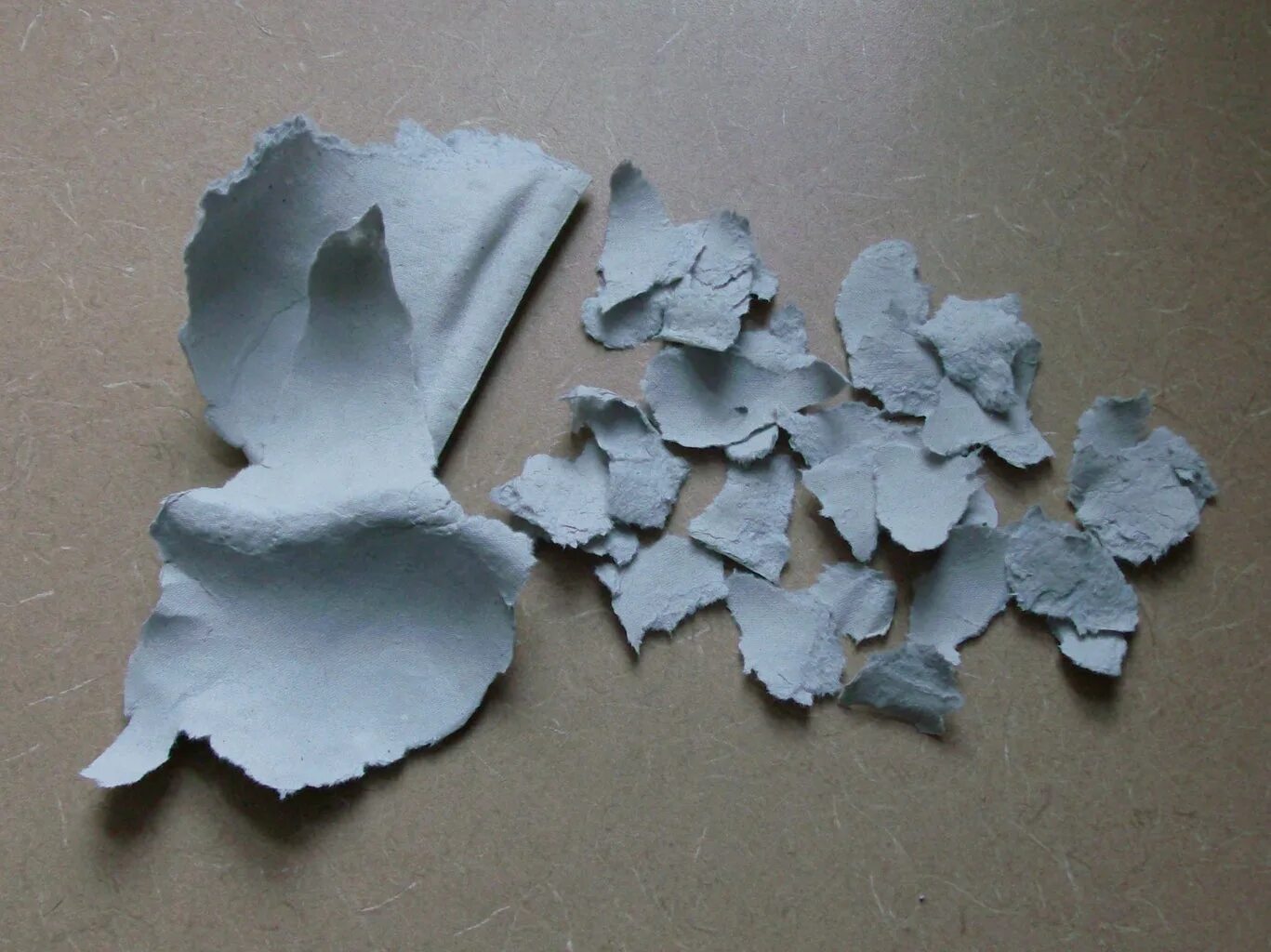Имитация разрыва. Мелкие кусочки бумаги. Порванная бумага на мелкие кусочки. Разорванный листочек. Рвать бумагу на мелкие кусочки.