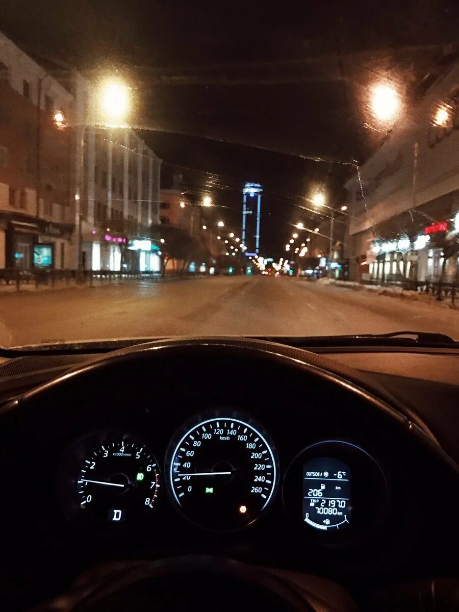 Вид из машины ночью. Вид ночного города из машины. За рулем машины ночью. Вид из машины на ночной город. В дороге за рулем автомобиля