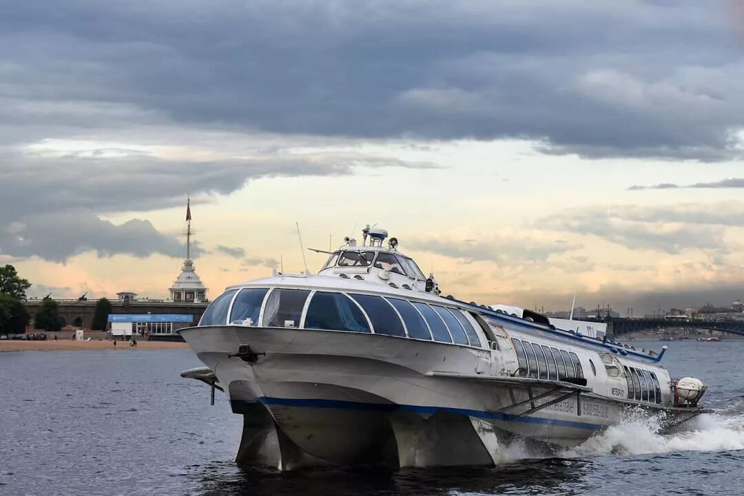 Петербург петергоф метеор цена билета. Метеор Санкт-Петербург Петергоф. Метеор Петергоф Кронштадт. Санкт-Петербург Метеор из Петергофа в Кронштадт. Теплоход Метеор Питер.