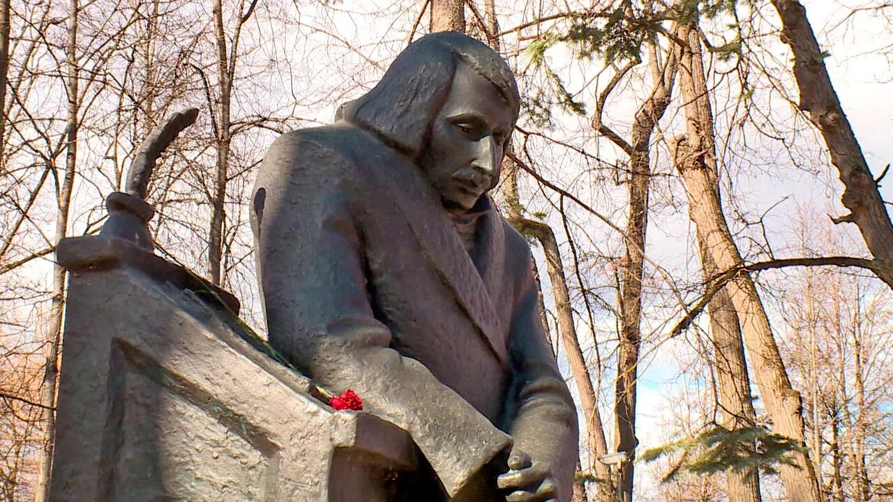 Памятник Гоголю Андреев. Памятник Гоголю в Калуге. Монумент Гоголя в Калуге.