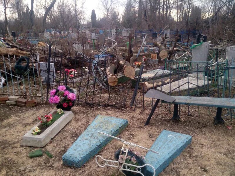 Деревенское кладбище. Сделала кладбищенский. Сделала кладбищенский. Малоохтинское кладбище ночью. Кладбище магия.