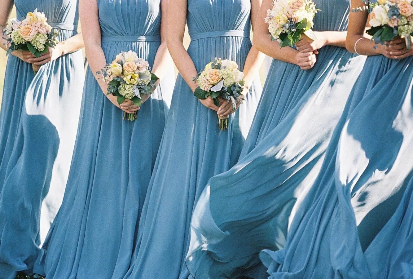Цвет свадьбы фото. Голубые платья для подружек невесты. Свадебные платья голубого цвета. Платье пыльно голубого цвета. Красивые цвета для свадьбы.