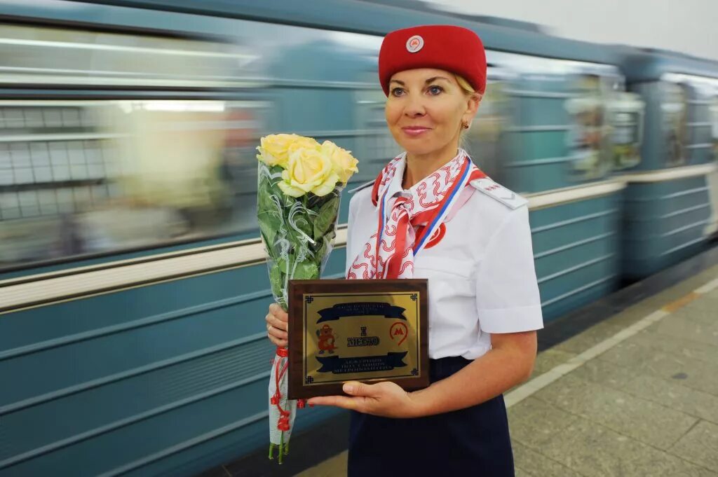 Персонал московского метрополитена. Дежурные по станции Московского метрополитена. Работницы Московского метрополитена. Дежурный по станции метрополитена. Работник метро.