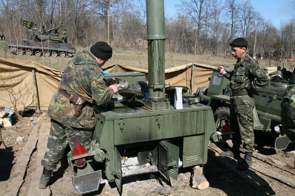 Военное обеспечение. Военные в полевых условиях. Военное питание в полевых условиях. Тыловое обеспечение войск. Военнослужащие в полевых условиях.