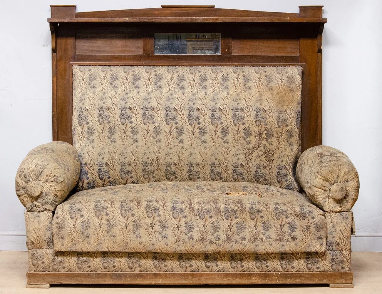 Старина диван. Старинный диван с высокой спинкой. Диван раскладной старый. Антикварный диван с высокой спинкой. Софа старинная.