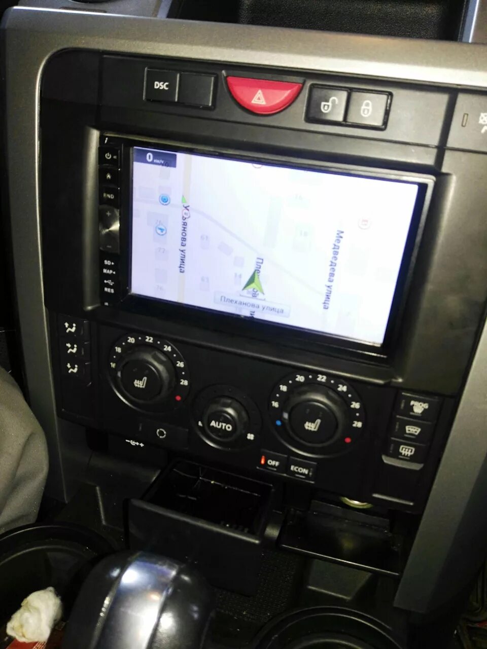 Магнитола 2 din range rover sport. Discovery 3 магнитола. Магнитола дискавери 4 штатная. Магнитола land rover discovery. Монитор тесла для ленд ровер дискавери 4.