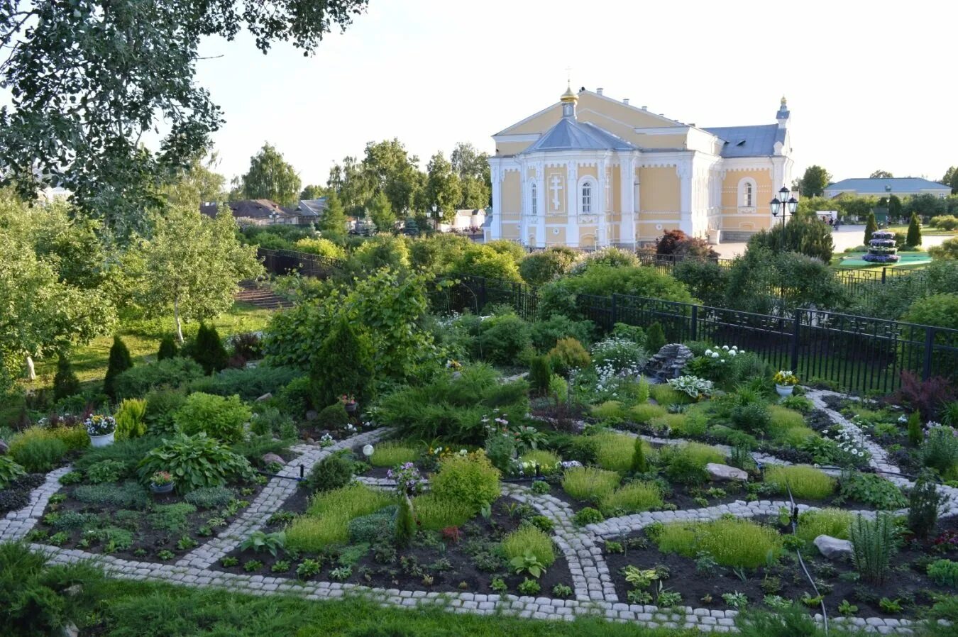 Св сад нижегородская. Дивеево монастырский сад. Монастырские сады России 16 век. Дивеево монастырь огород. Монастырский сад Рязань.