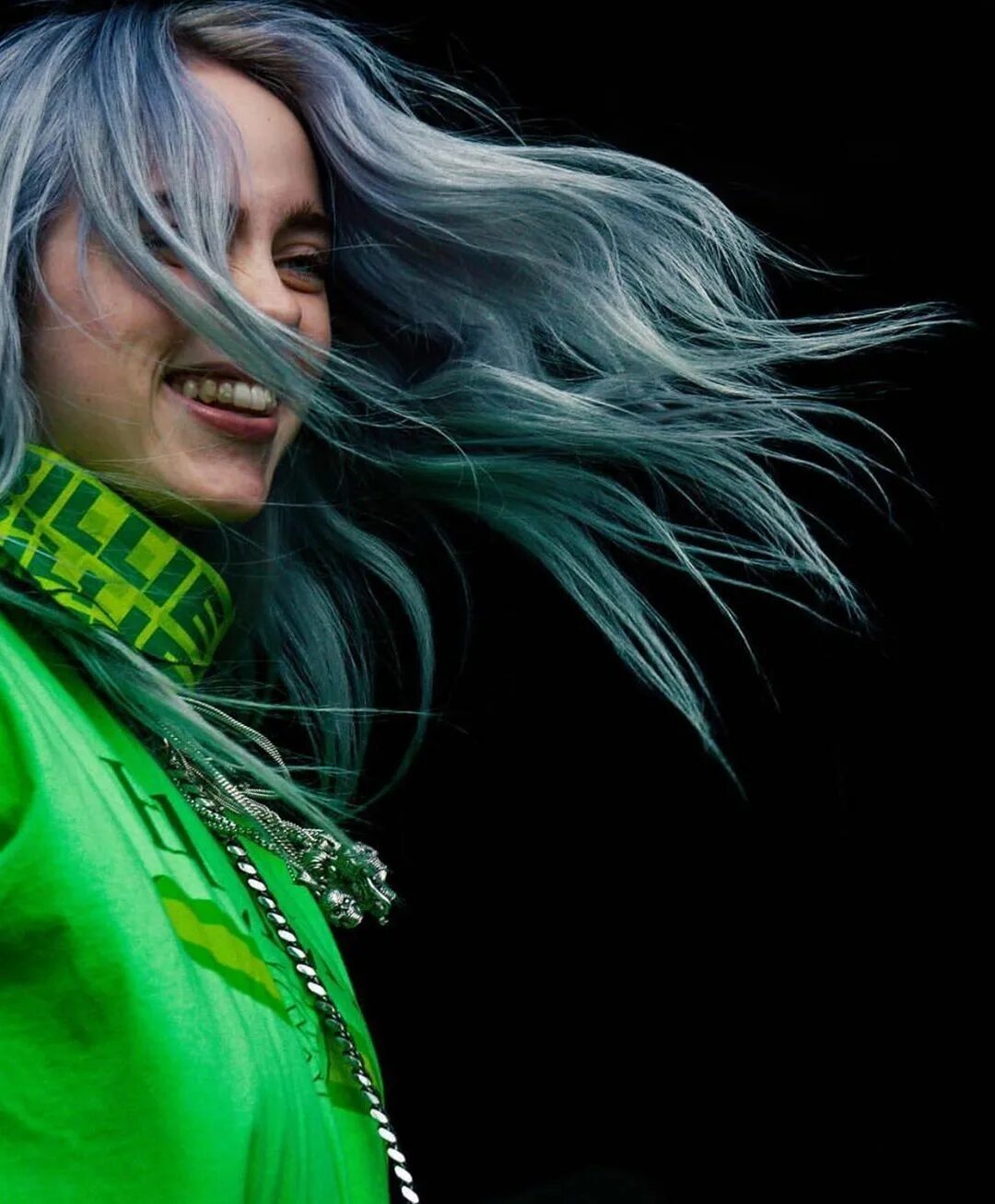 Billie eilish over. Билли Айлиш. Billie Eilish улыбка. Билли Айлиш в зеленом. Билли Айлиш с зелёными волосами улыбается.