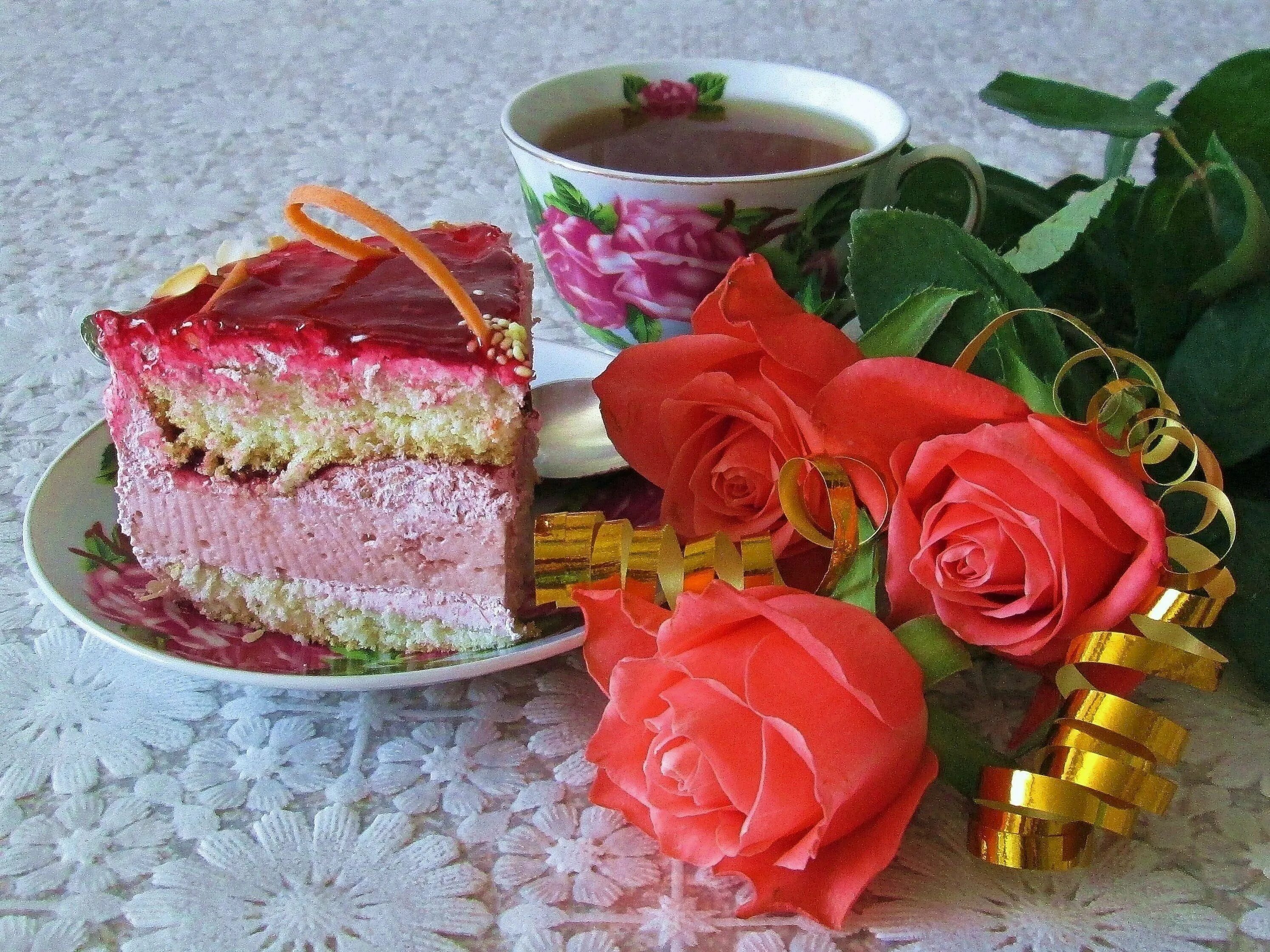 С рождением нового дня с добрым. Добрый день с тортиком. Прекрасного настроения. С добрым утром цветы красивые. Праздничное утро.