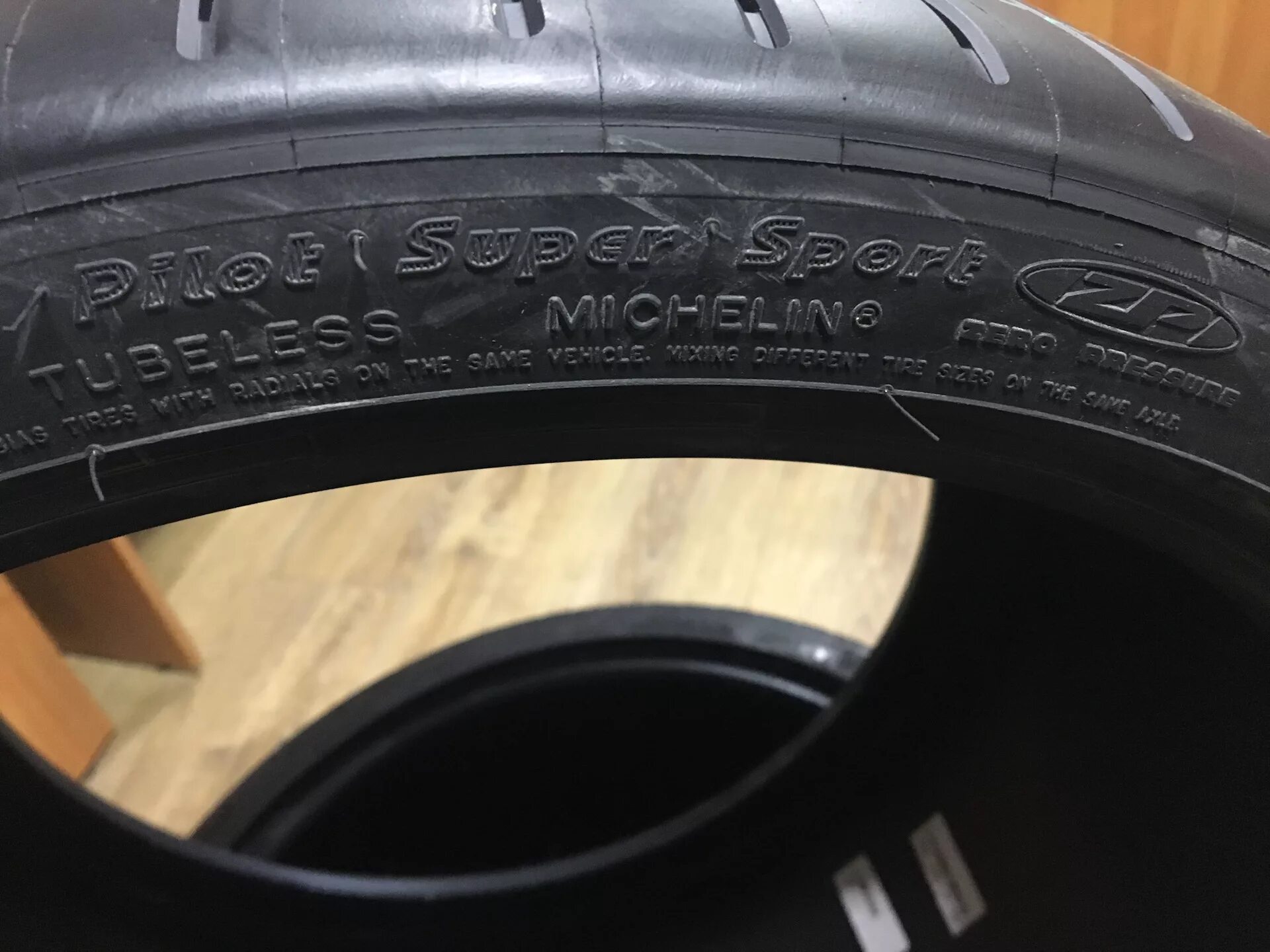 Michelin pilot sport runflat. Michelin RUNFLAT. Шины Мишлен Ранфлет. Редфлед резина Мишелен. Мишлен супер спорт Ранфлет.