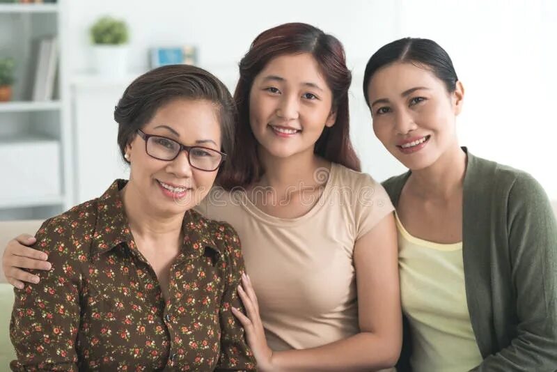 Китайские дочь мама и бабушка. Мама дочь и бабушка корейские. Дочь/ мать и бабушка китайки. Мама дочь смартфон.