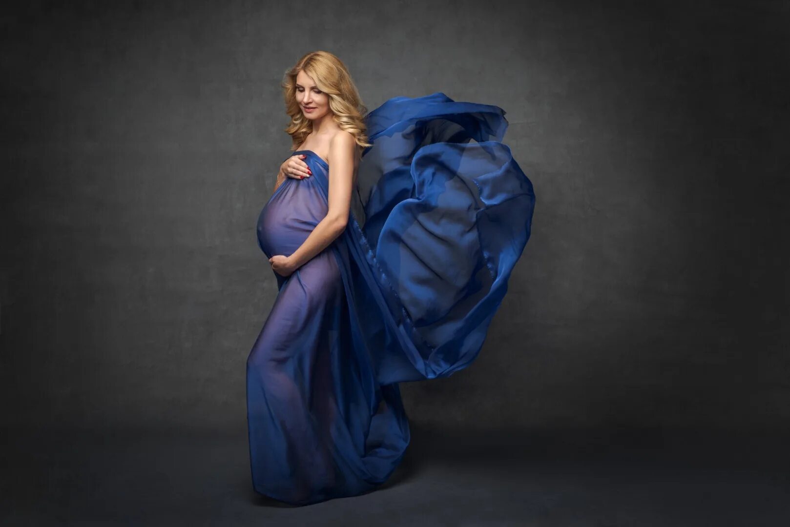 Фотограф беременность. Съемка беременности в тканях. Фотосессия беременных в плаще. Платье для съемки беременности. Беременная в плаще фотосессия.