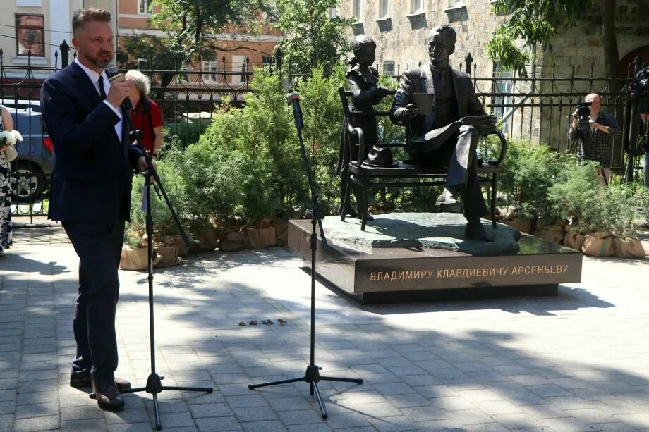 Город владивосток открыли. Памятник арсеньева владивосток. памятник арсеньева владимира. открыли памятник.