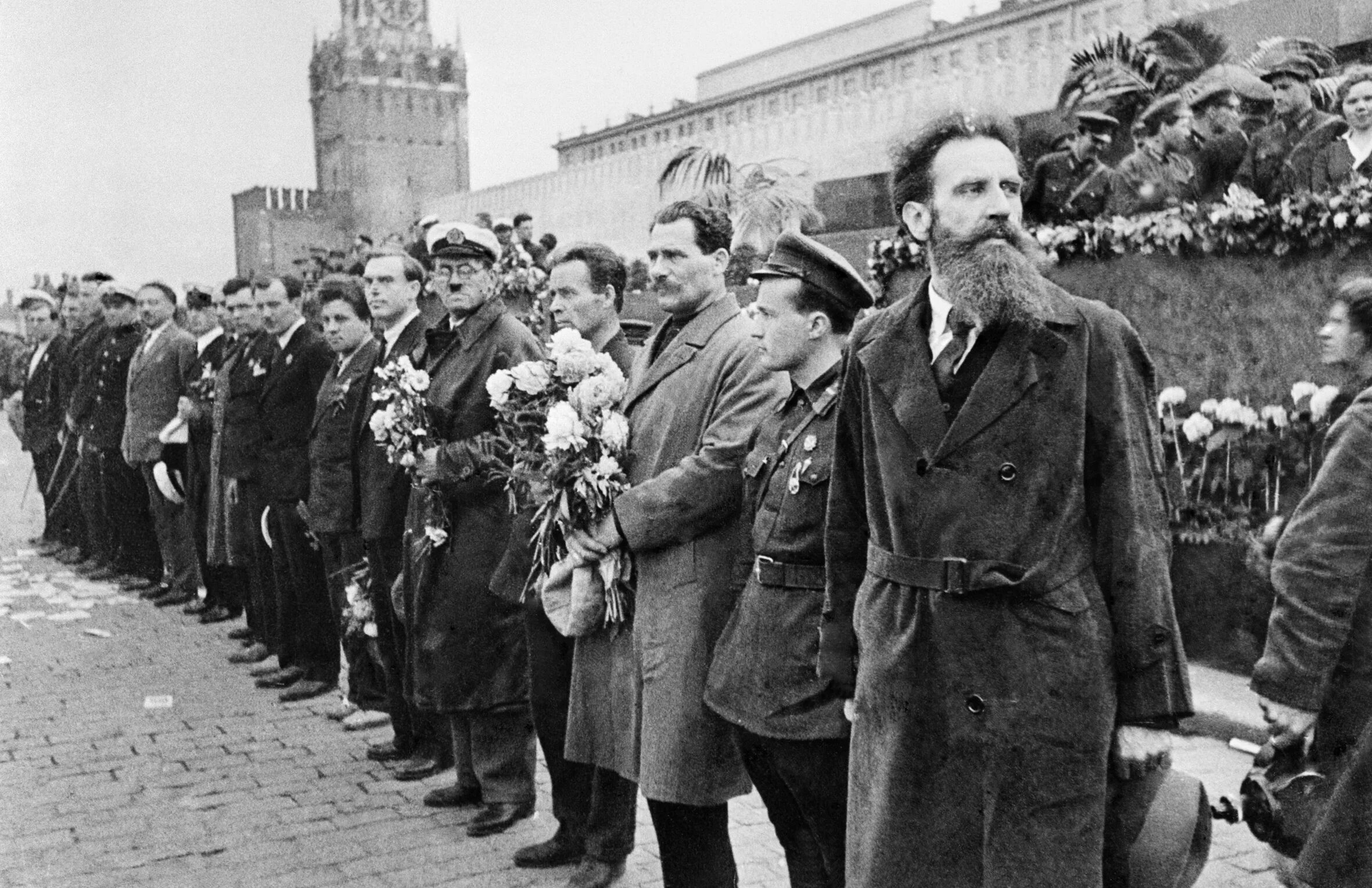 1934 год россия. Встреча Челюскинцев на красной площади 1934. Встреча Челюскинцев 1934 год. Отто Шмидт 1934. Спасение Челюскинцев 1934.