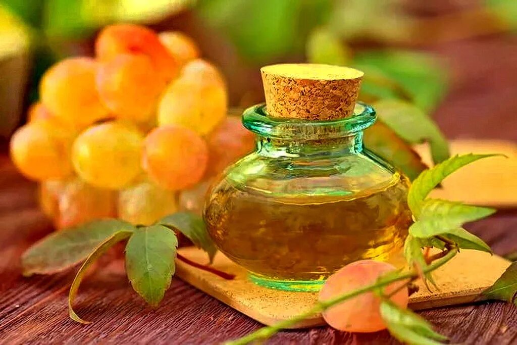 Косметическое масло виноградной косточки для массажа лица. Масло виноградной косточки. Масло виноградной косточки. Масло винограда польза. Масло виноградной косточки аромашка.